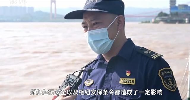 巨浪|3名男子在葛洲坝泄洪区巨浪中游泳 遭海事局谴责
