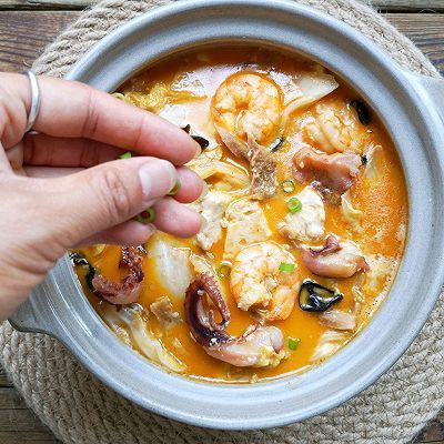  松茸骨汤调|金汤海鲜手掰豆腐