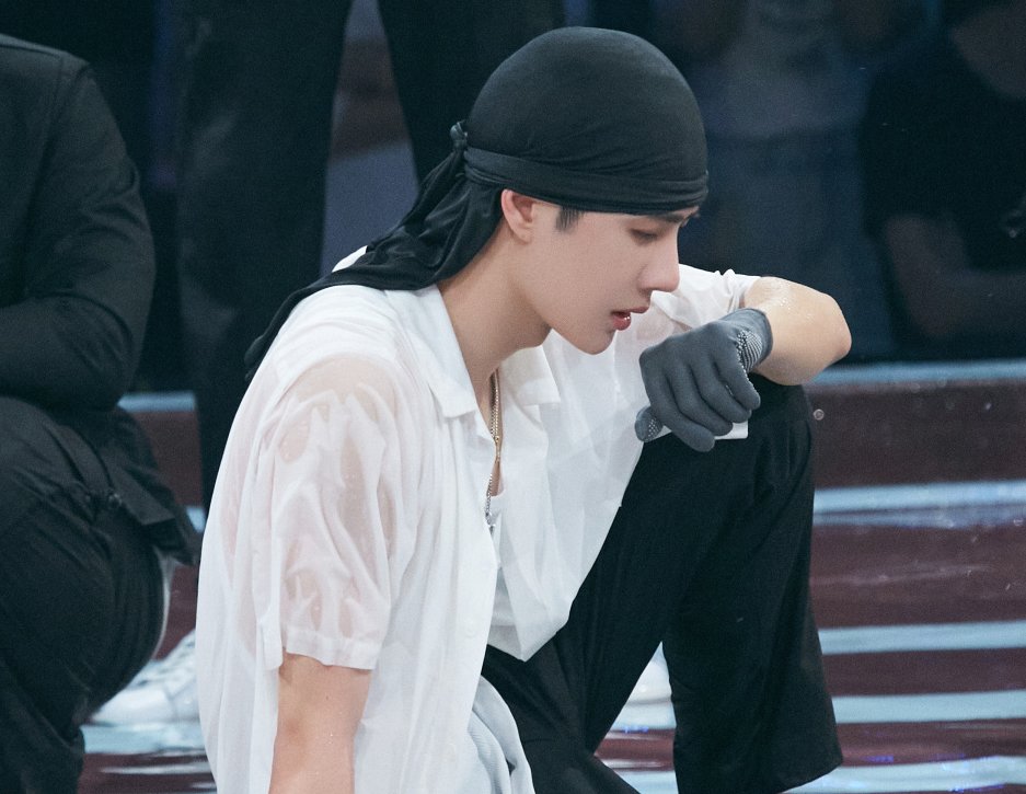  兴起|《街舞3》彩排，王一博上蹿下跳玩得兴起，摆pose暴露腿毛