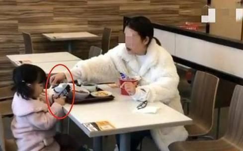 会让孩子|母女俩服务区用餐，路人的一段“偷拍”火了，网友：这孩子养废了