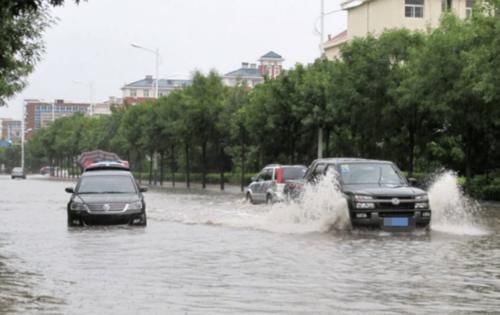  答案|高速行驶时遇到暴雨，靠边停车算违章吗？交警给出正确答案