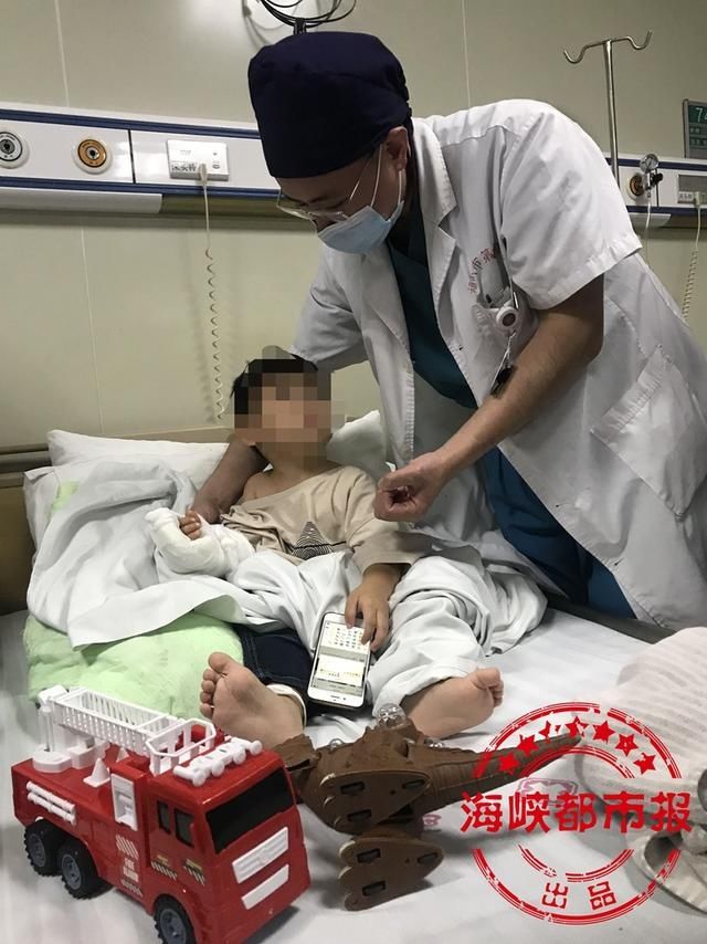  断掌逐渐|男童玩封口机 右前臂被切断