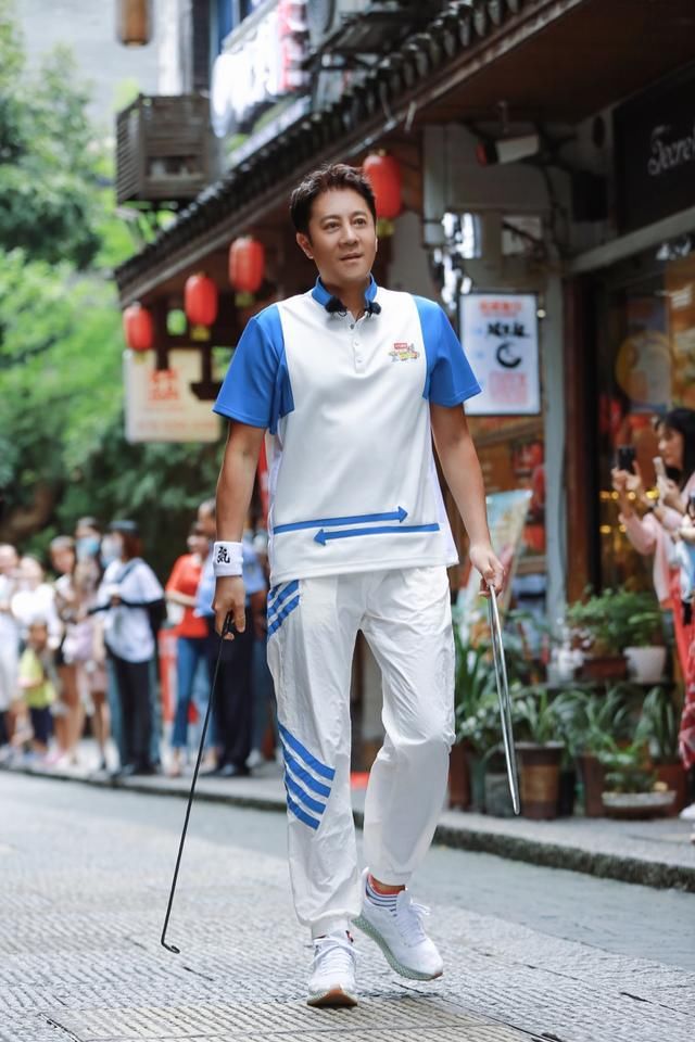  气小哥|《元气满满的哥哥》今晚神气首播 胡军杨洋捉迷藏上演“伪装者”