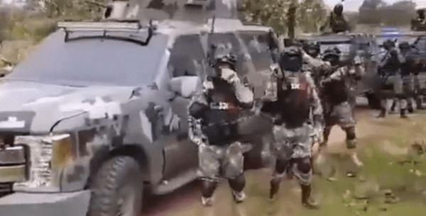  冲锋枪|全球最高调毒贩，拍视频炫冲锋枪装甲车，网友：混成军阀