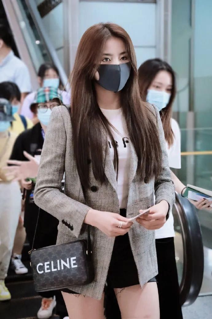  西装|金子涵真的壮吗？看她穿西装的效果就知道了，比例不要太完美