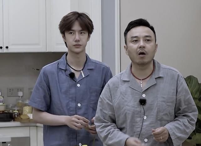 起床|王一博刚起床,节目组就拍他,犯迷糊的样子,太好笑了