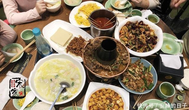 道菜|和同事吃饭,7人花了340元,结账时,服务员那位男士已经交完了