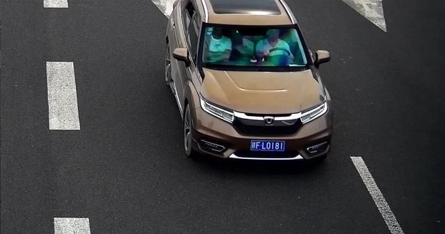  人未按规定使用安全|【曝光】 这些司机高架开车不系安全带，记2分，罚100元！