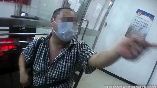  朝阳警方|两男子豪横抗法还辱骂民警，一个行拘，一个刑拘
