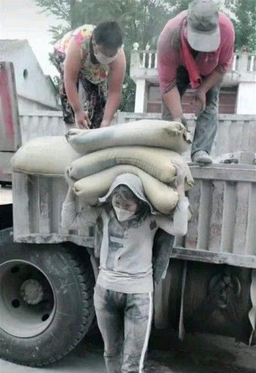  中开|张方方：三年前的水泥妹，通过卖惨成为网红，现实中开豪车住洋房