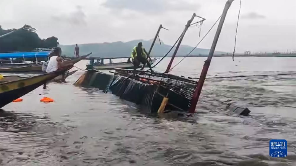 菲律宾一客船倾覆 至少21人丧生