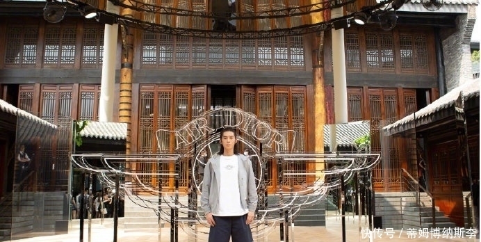  品牌|于适着灰色飞行员夹克潇洒帅气出席某品牌精品店开幕酒会