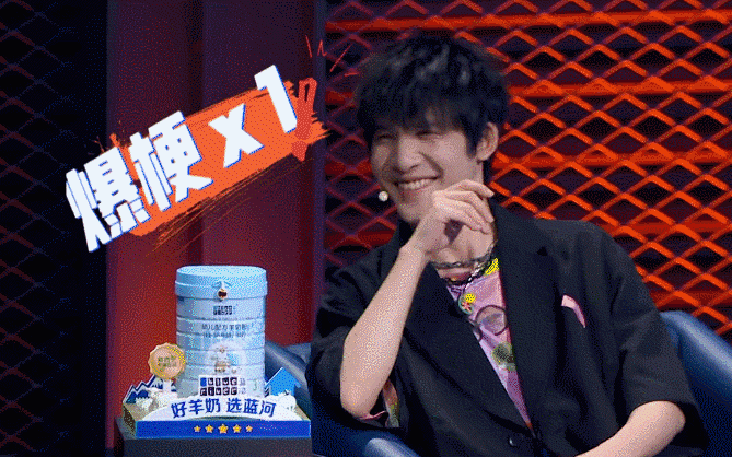 再现|郑爽节目现场再现低素质:脚踩坐椅玩手机,被称最尴尬领笑员