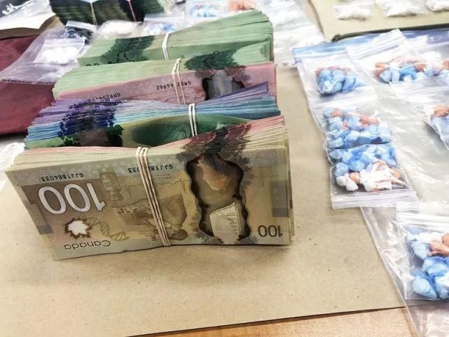  大毒窝|本拿比公寓惊现大毒窝！警方在卧室发现大量制毒原料和工具……