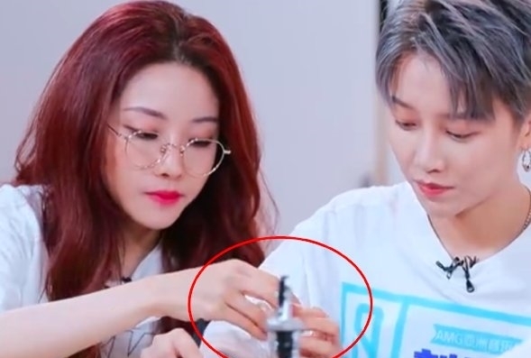 烦恼|刘雨昕临近总决赛很轻松,与劲敌喻言互相打闹,不为争C位而烦恼