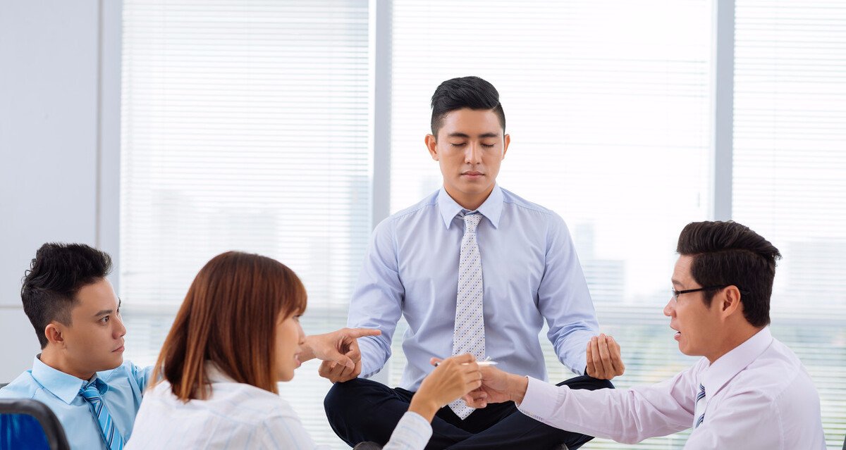  背叛|表面忠厚老实，实则暗藏心机，拥有3个特征的同事很容易背叛