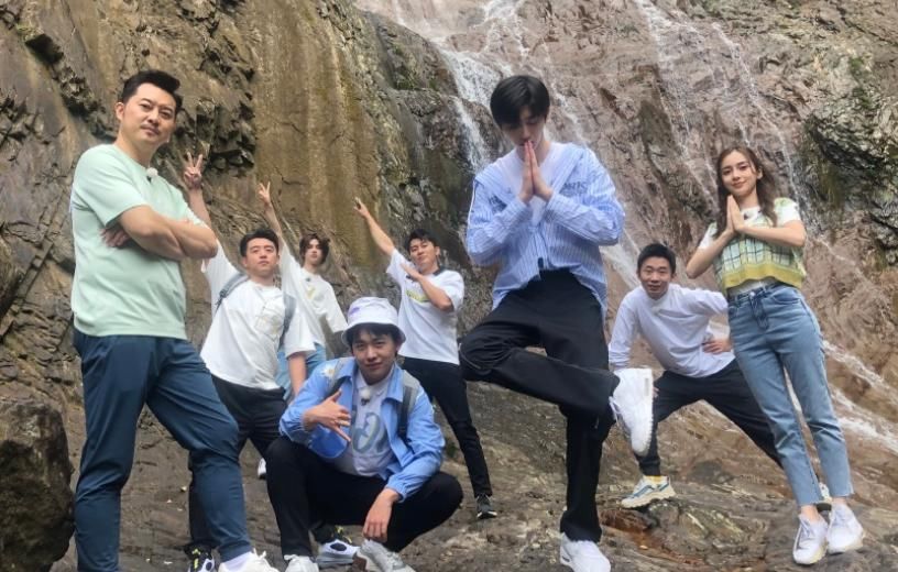  导演|跑男家族合体拍照，郭麒麟蔡徐坤坐一块，导演身旁的嘉宾成亮点