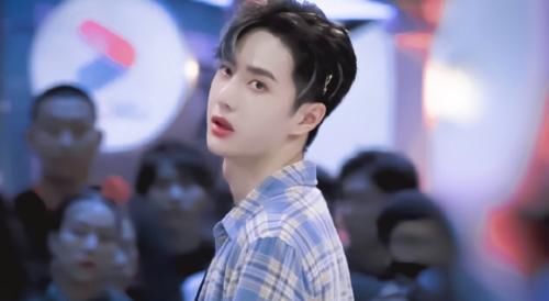 裤腿|王一博防出糗挽裤腿,系蝴蝶结瘸腿走路,看到粉丝装酷营业打招呼