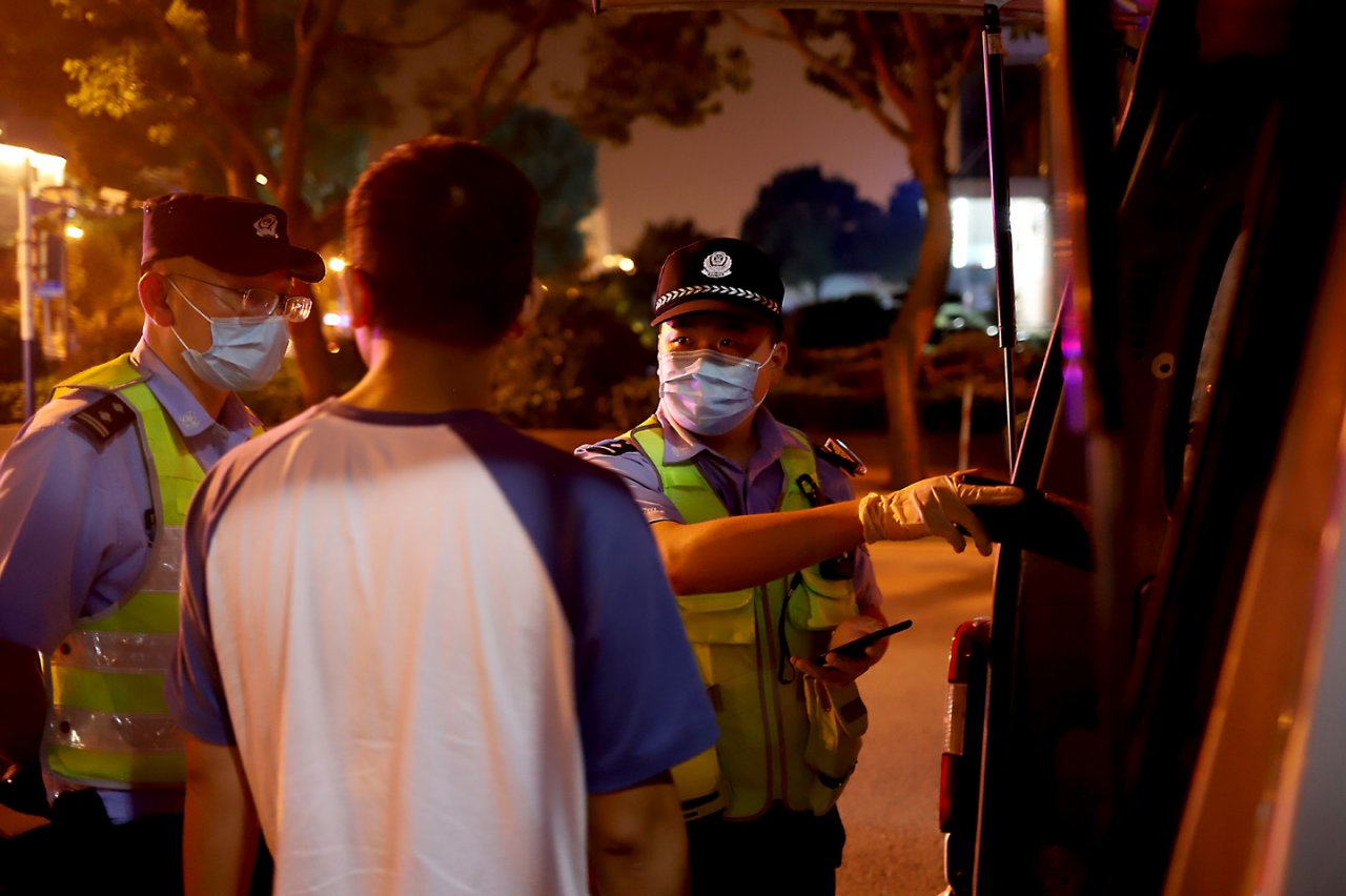 警察|闵行警察夏季勤务模式开启！居民阿姨说：他们一出来，小偷小摸都不敢出来啦