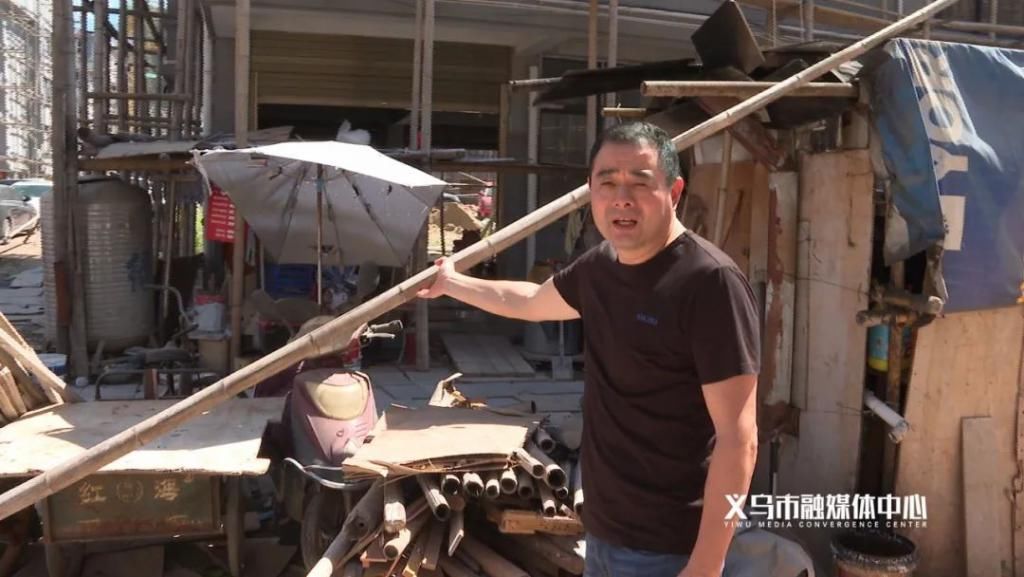  从天而降|吓人！3米长的竹竿从天而降，汽车挡风玻璃都...