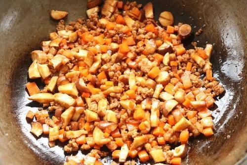 学会|伏天别炒菜了,学会这个懒人焖饭,有菜有肉有饭,太适合懒人了!