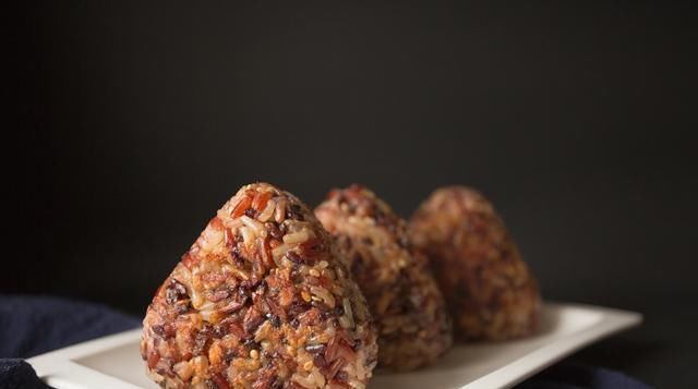  饭团|金枪鱼粗粮饭团，低脂低卡减肥餐，营养健康的便当美食，超简单