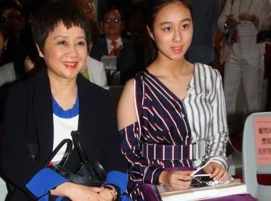  何超贤|何超贤昔日与梁安琪同框，儿子开心陪伴，何超盈现身合影气氛好