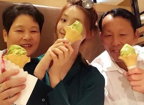  风头|林允和哥哥颜值相差太大，参加哥哥婚礼抢风头，好基因都遗传给她