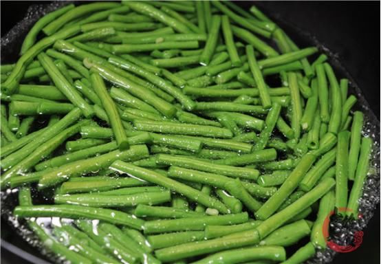 翠绿|今天才知道,保存豆角原来这么简单,教你这一招,鲜嫩翠绿又不坏