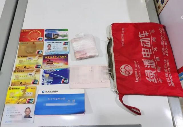  阎良|诚信店主、暖心民警接力，2700元现金物归原主！