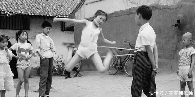  代中国历史老照片|80年代中国老照片: 图3现都是有钱人、图5你一定玩过、图8已经失传