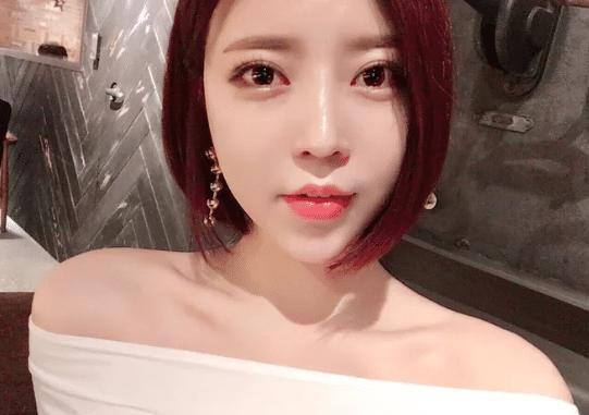 如今|颜值高也有烦恼，42岁被小17岁鲜肉追求，如今却活成这副模样