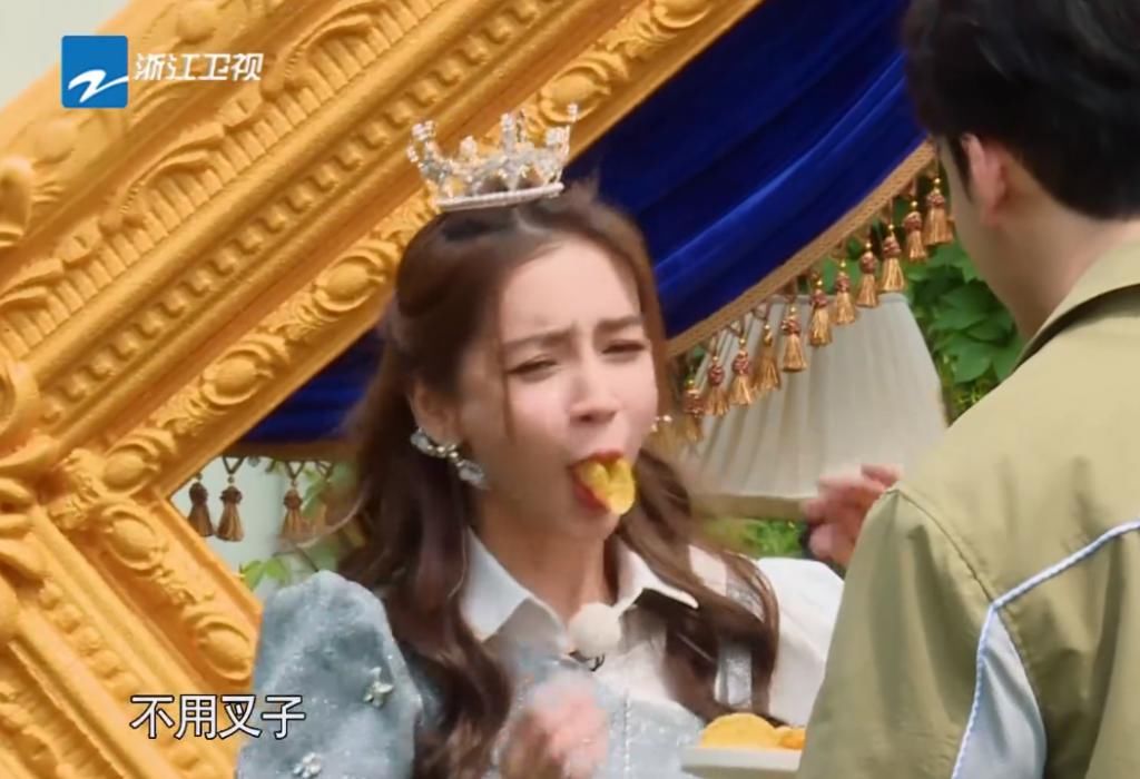  成员|郑恺塞baby嘴里的薯片，她又拿了出来，有人看清薯片被丢哪了吗？