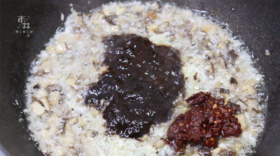  肉丁|自制香菇肉丁酱，拌啥都好吃，20元成本做一大碗，不用去超市买了