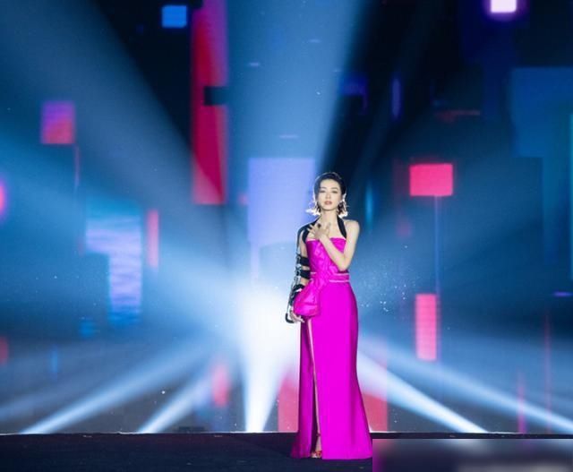 姐姐|《情人》舞台超惊艳,姐姐们的感情真好,全员为万茜设计左手跳舞