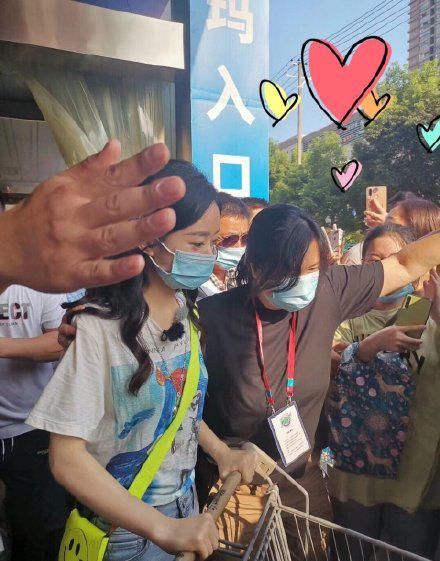  腰部|赵丽颖录综艺累到腰疼，坐马路牙揉腰 曾因坠马伤腰 泣不成声怕瘫痪