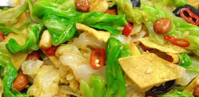 鸡蛋|1个包菜,加2个鸡蛋,营养美味,不用刀切不用炒,香辣开胃太过瘾