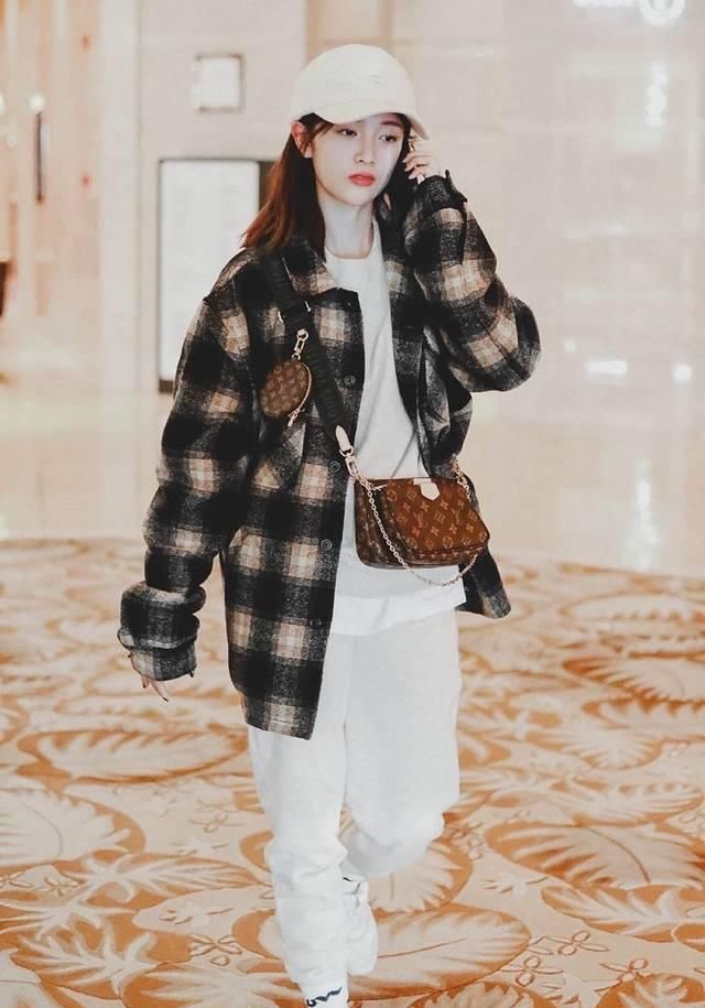  打扮|吴宣仪机场打扮，高腰牛仔裤配蓝色毛绒外套穿出150的感觉