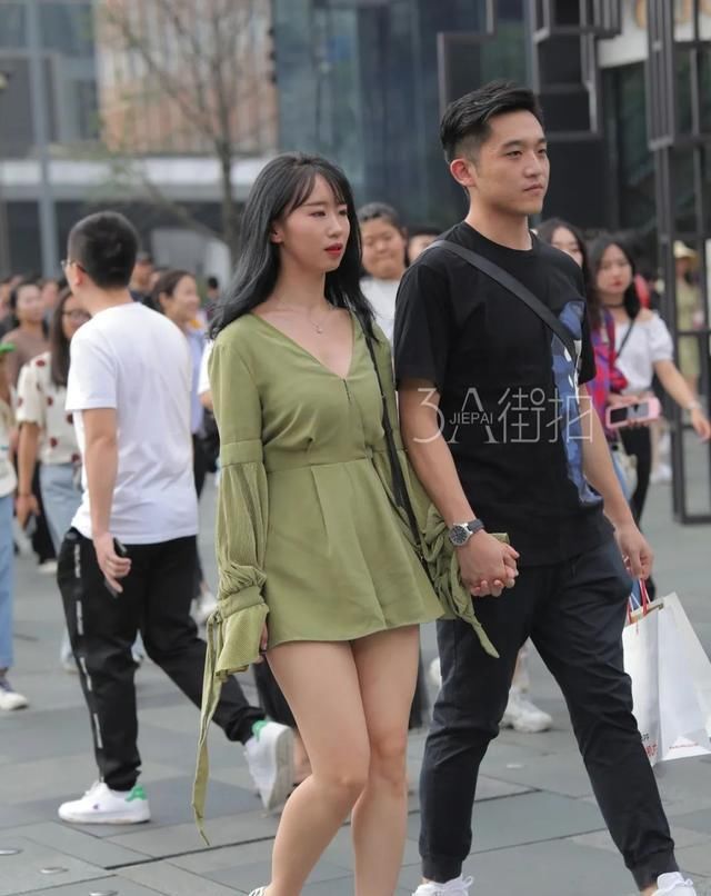 穿衣|街拍：掌握穿衣法则，低调搭配也能得到满分的造型！