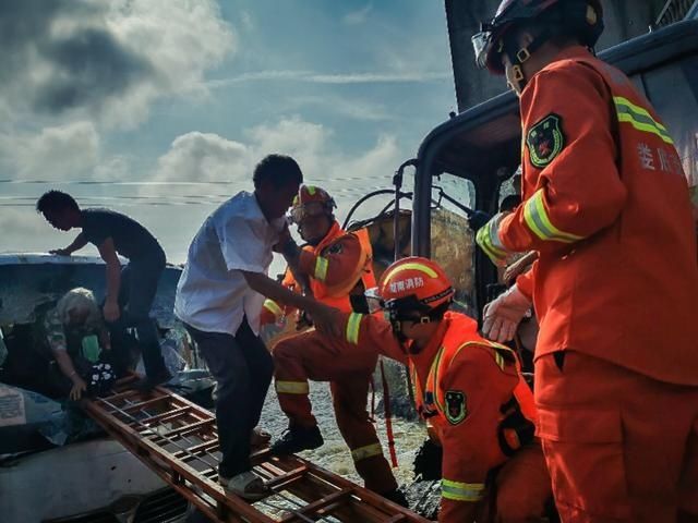  涟源|湖南涟源载14人中巴车冲出河坝悬空！村民提供挖掘机全车人获救