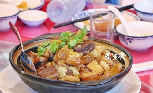 一共|十个人花费800吃个晚饭,一共才8道菜,荤腥素搭配就是不知道贵不