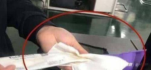 差评|男子收到外卖,发现汤全洒了,准备给差评时,发现饭菜里有样东西