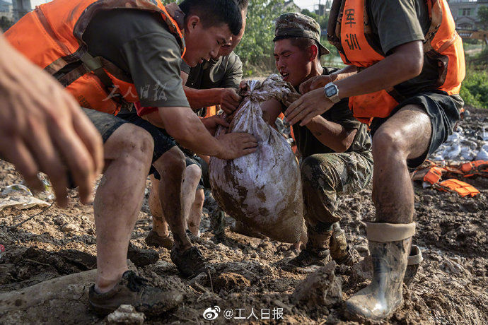 战士|泥水拍打在他们脸上！抗洪战士的这些画面，每一帧都震撼人心！