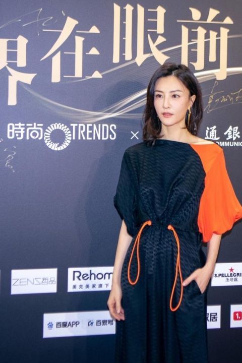  刘孜|42岁刘孜好会穿，极简背心配牛仔裤苗条知性，淡雅气质看了舒服