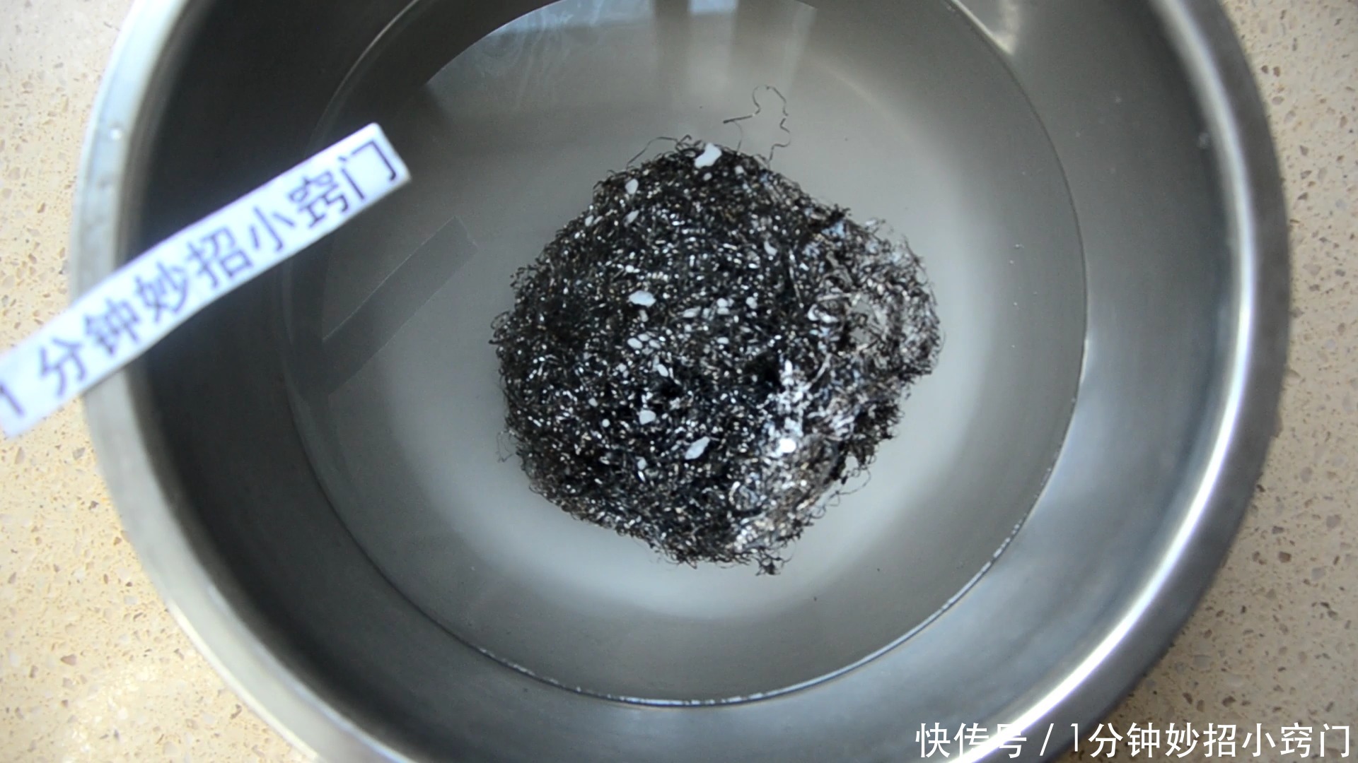 放在|钢丝球为什么要放在火上烤一烤,原来用途这么厉害,早学会早利用