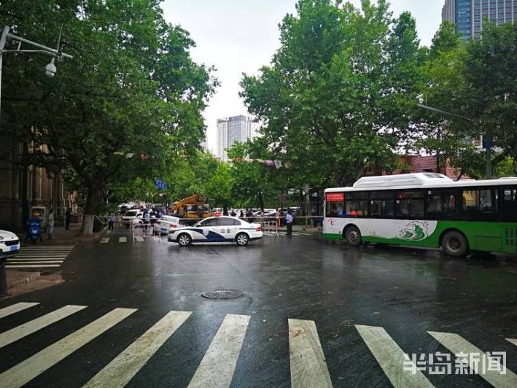  路面|市北区堂邑路市场一路路口发生路面塌陷 该路段现已封闭
