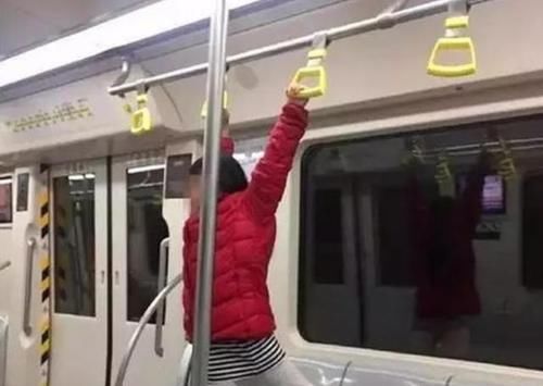 炫富|2小孩地铁上＂坐姿＂火了，网友纷纷点赞：这才叫真正的＂炫富＂