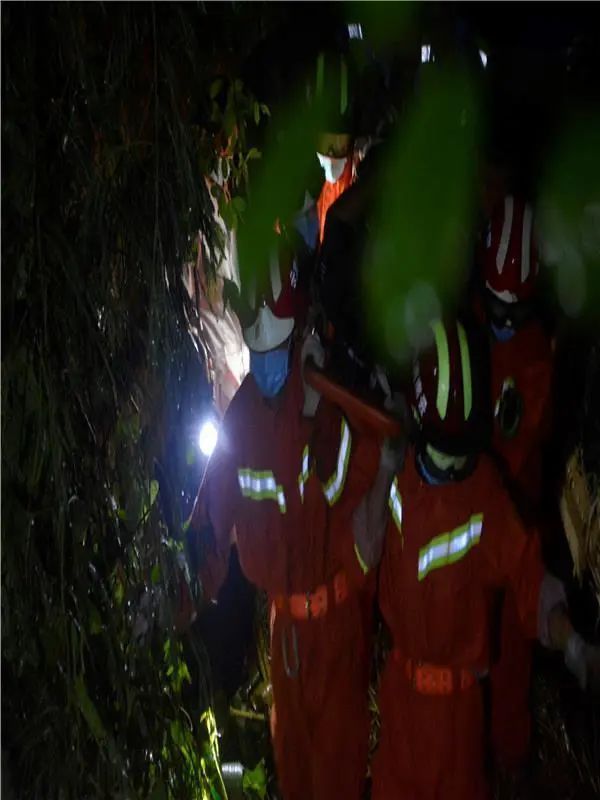  货车|货车雨中侧翻，消防官兵“跋山涉水”解危难
