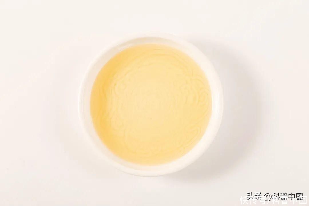每天早上一杯蜂蜜水有什么好处(每天一杯蜂蜜水，身体会有什么变化？能养颜、通便？千万别乱喝！)