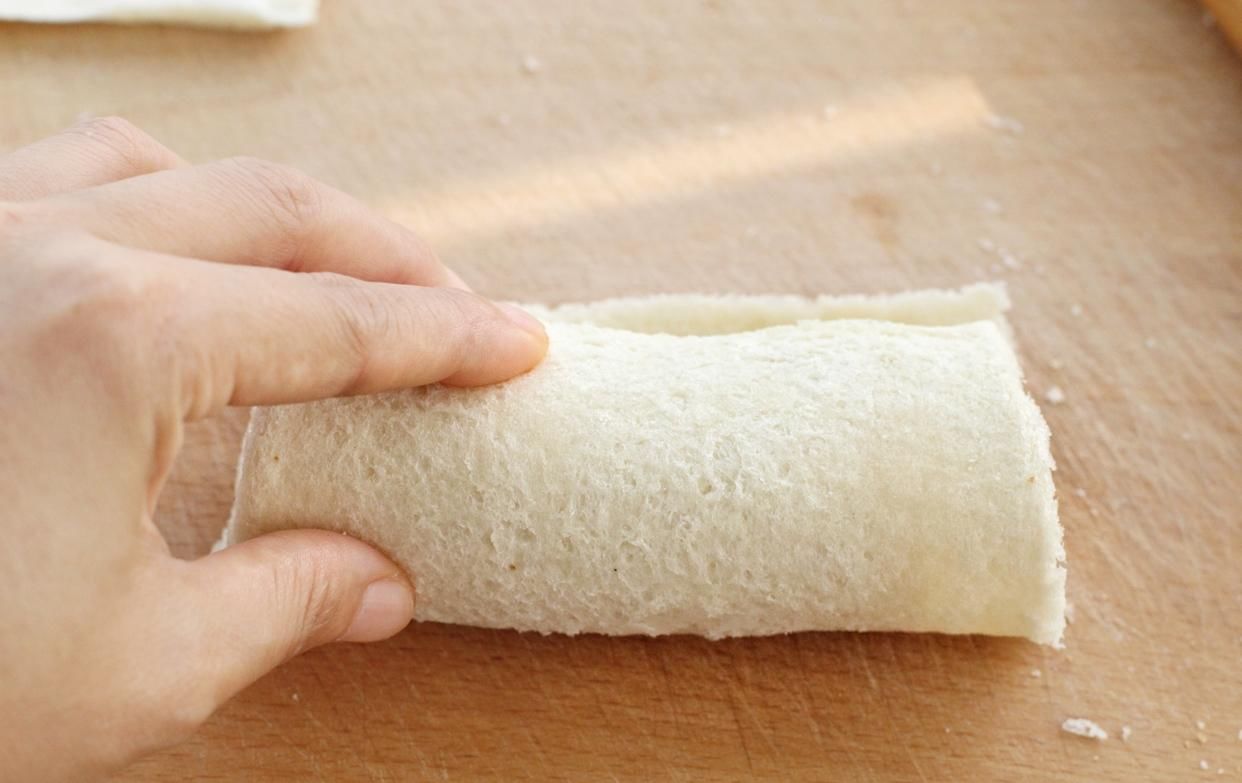 上桌|剩吐司别丢掉,做成快手营养早餐,五分钟就上桌,咬一口还爆浆!